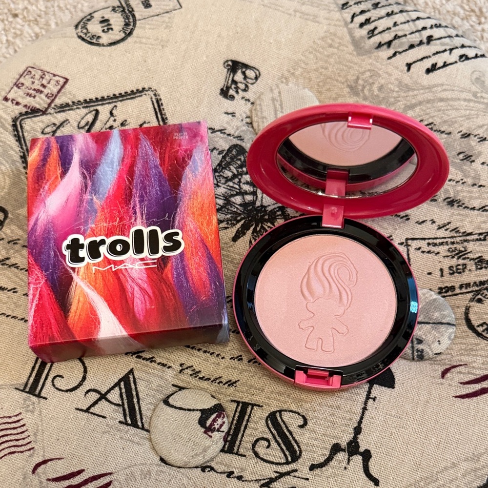 MAC Cosmetics Trolls Blush in Vibrant Pink